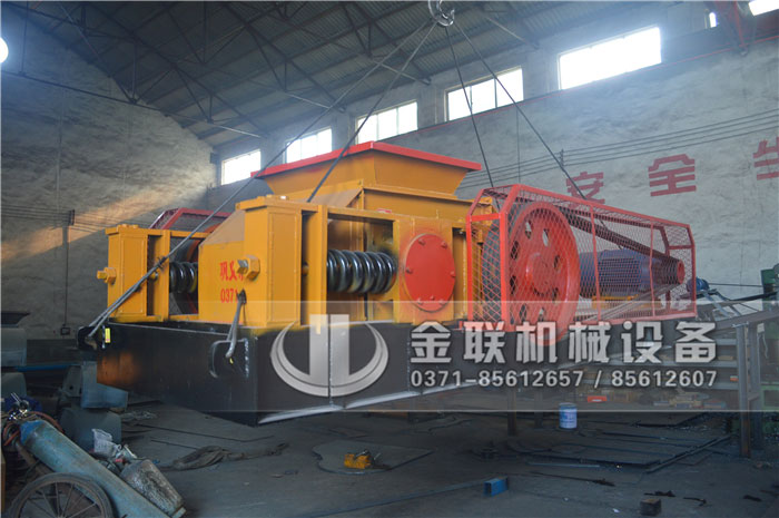 雙齒輥破碎機(jī)安裝、試機(jī)時(shí)都有哪些注意事項(xiàng)？