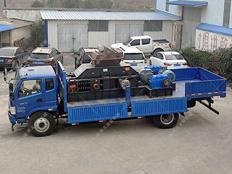 1000x700型全自動液壓對輥制砂機(jī)發(fā)貨 1000x700型全自動液壓對輥制砂機(jī)發(fā)貨