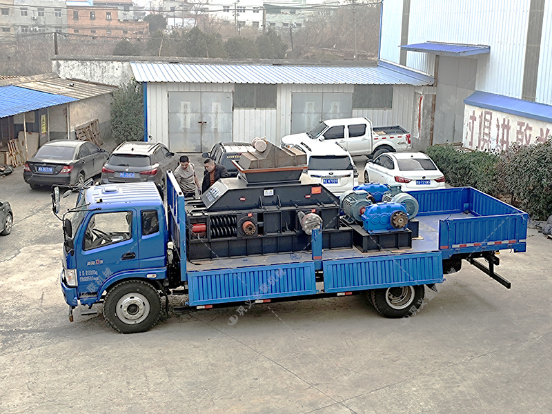 1000x700型全自動液壓對輥制砂機(jī)發(fā)貨 1000x700型全自動液壓對輥制砂機(jī)發(fā)貨