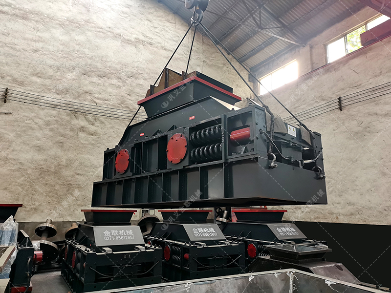 2PG1000X700連軸式對(duì)輥破碎機(jī)發(fā)貨圖片_發(fā)往廣東湛江_玄武巖制砂 2PG1000X700連軸式對(duì)輥破碎機(jī)發(fā)貨圖片_發(fā)往廣東湛江_玄武巖制砂